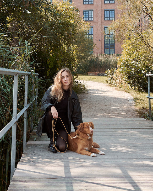 Mode in der Übergangszeit mit Hund